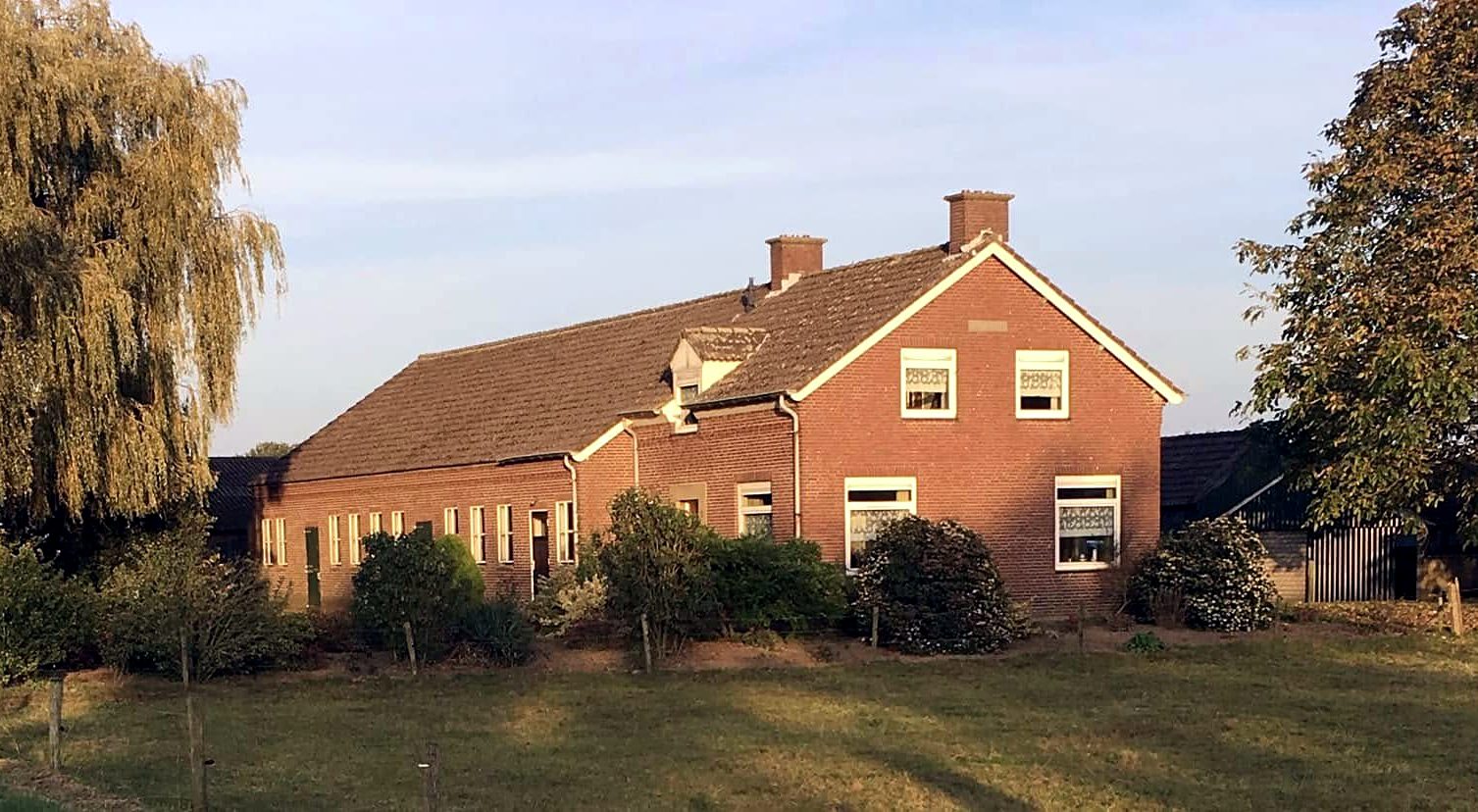 De boerderij aan de Uffelseweg in het avondlicht